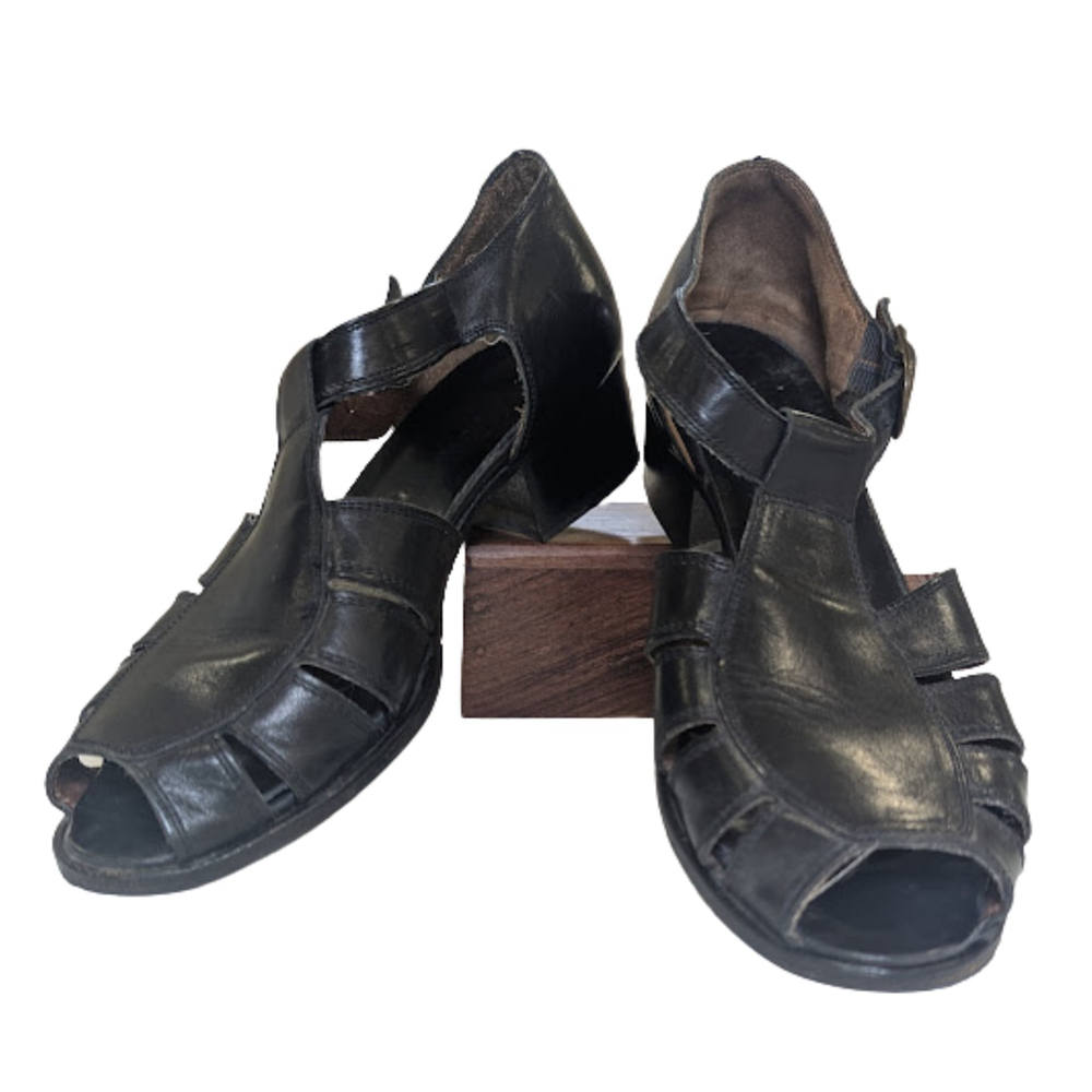 Chic Fisherman Cutout Sandals • Sudini Black Leather 7M Resort Capsule